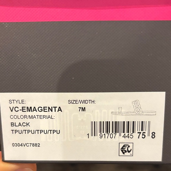 New with tags Vince Camuto Glossy Black Chain-Link Toe-Loop Sandals - Picture 7 of 7